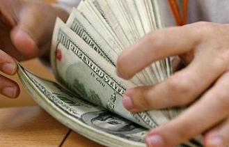 La imagen muestra una foto de muchos dólares que simbolizan las ganancias derivadas de su sitio.